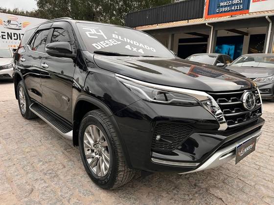 TOYOTA HILUX SW4 2.8 D-4D TURBO DIESEL SRX 7L 4X4 AUTOMÁTICO TOYOTA HILUX SW4 2.8 D-4D TURBO DIESEL SRX 7L 4X4 AUTOMÁTICO